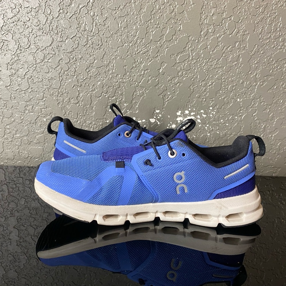 On Cloud Sky Blue Running Sneakers Athletic Shoes, Youth Size 4.5